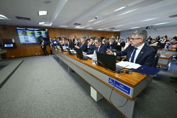 O texto aprovado na CCJ nesta quarta modifica o artigo 218-B do Código Penal