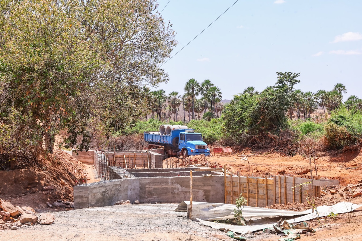 Passagem molhada construída pela SAF no Rio Itaim