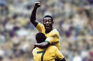 Pelé e Jairzinho comemoram gol pela Seleção Brasileira (Foto: Divulgação | FIFA)
