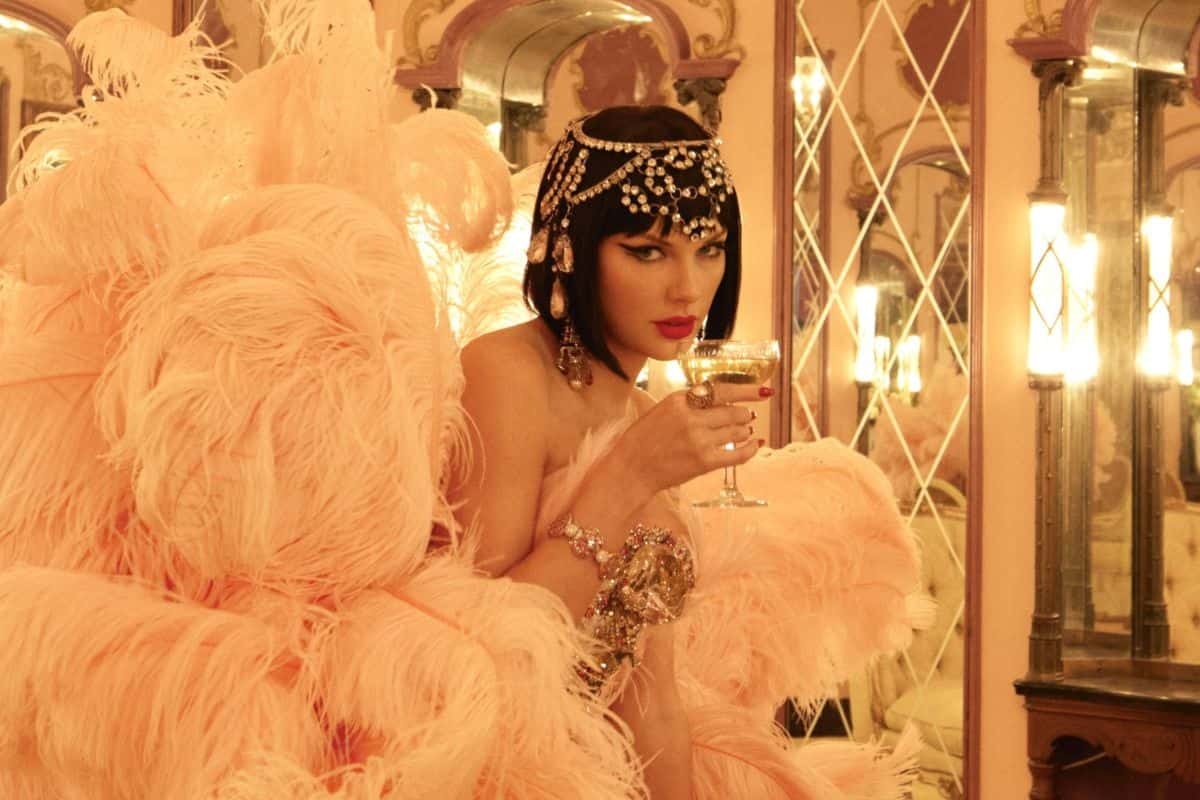 Photoshoot do álbum "The Life of a Showgirl"