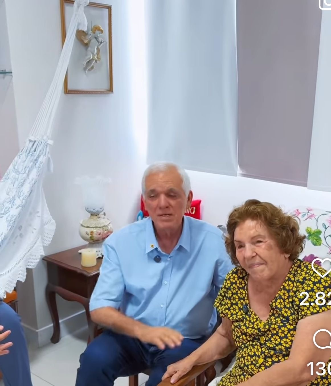 Themistocles apresentando a mãe Natália… ele esquece que ela o introduziu na política.