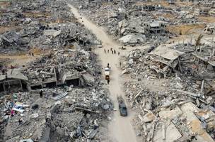 Uma imagem de drone mostra casas e prédios palestinos em ruínas, após um cessar-fogo entre Israel e o Hamas, em Rafah, no sul da Faixa de Gaza, em 22 de janeiro de 2025. REUTERS/Mohammed Salem/Foto de arquivo (Foto: Divulgação / InfoMoney)