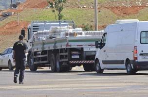 Vigilância Sanitária descarta mais de 23 mil litros de bebidas irregulares (Foto: Marcelo Ferreira CB/DA Press)