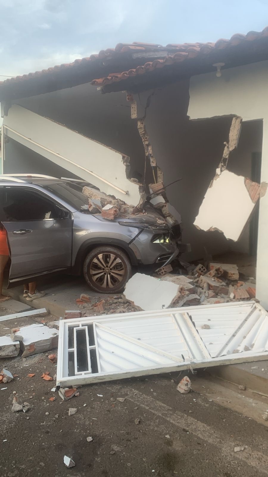 A casa do prefeito Oliveirinha destruída no impacto