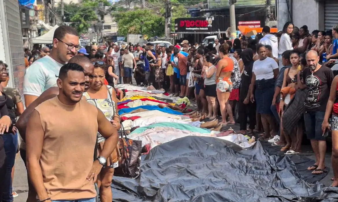 A fila de  corpos do enfrentamento da policia com bandidos no Rio.