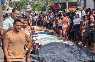 A fila de  corpos do enfrentamento da policia com bandidos no Rio. (Foto: Reprodução)
