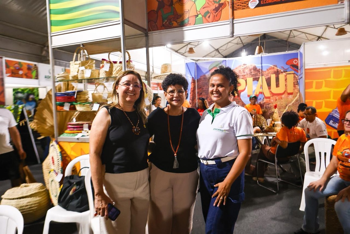 A secretária Rejane Tavares no estande da Cajuespi.
