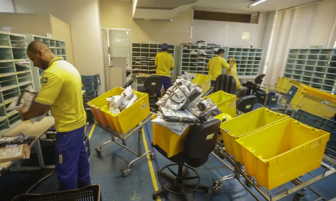 Anuncia Plano de Reestruturação