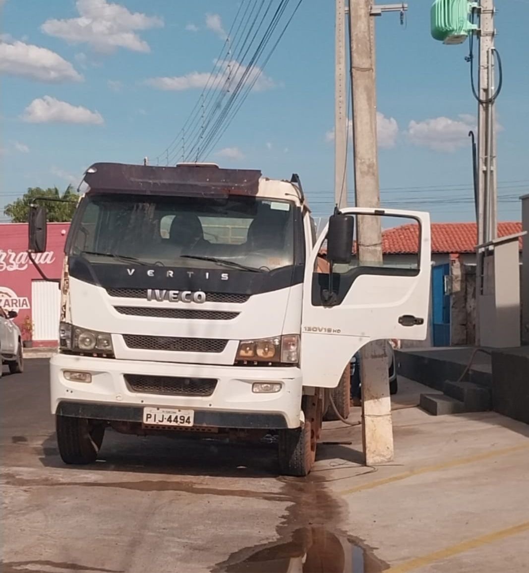 Carro pipa abastecendo a Secretaria de Educação em Cocal. Por falta de pagamento. Fica vermelha, cara sem vergonha