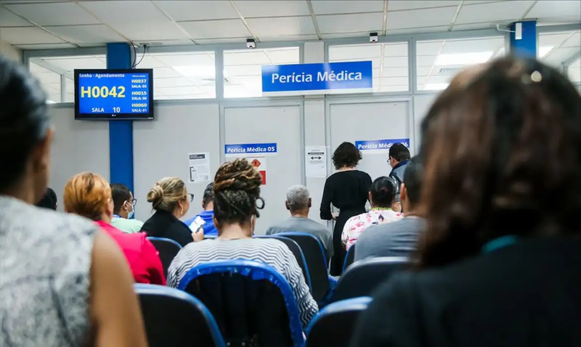 Cria Comitê para Reduzir Fila de Pedidos