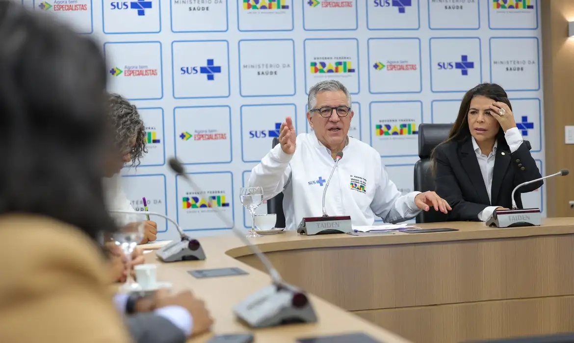 De acordo com o ministério, não há restrição de idade para a mãe. A recomendação é tomar uma dose única da vacina a cada nova gestação.