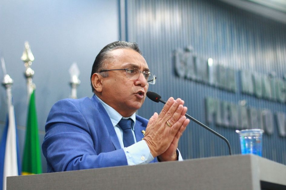 Dudu está ameaçado de reprimenda por ter chamado os colegas de cachorros.