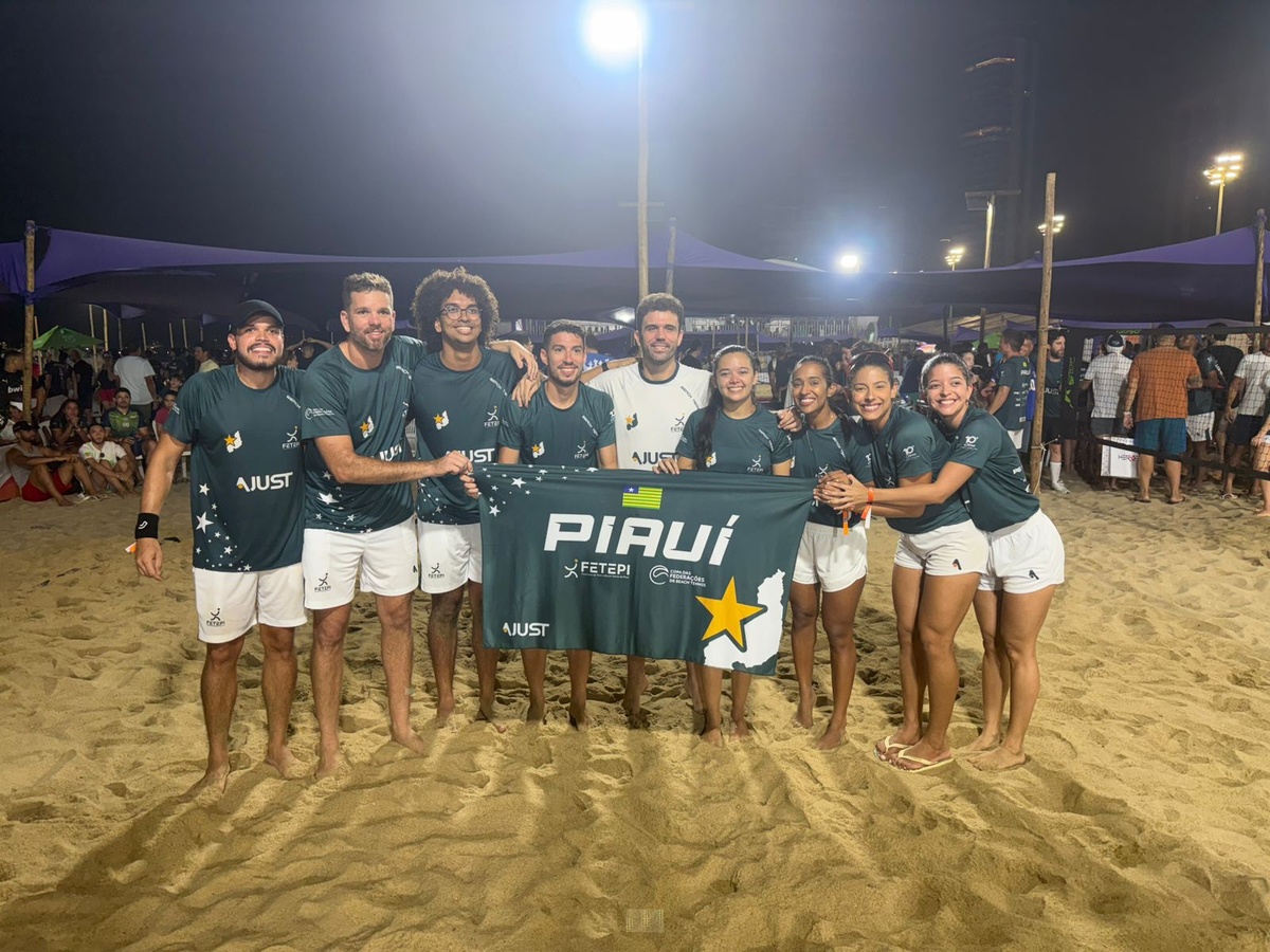 É Bicampeão Nacional no Beach Tennis