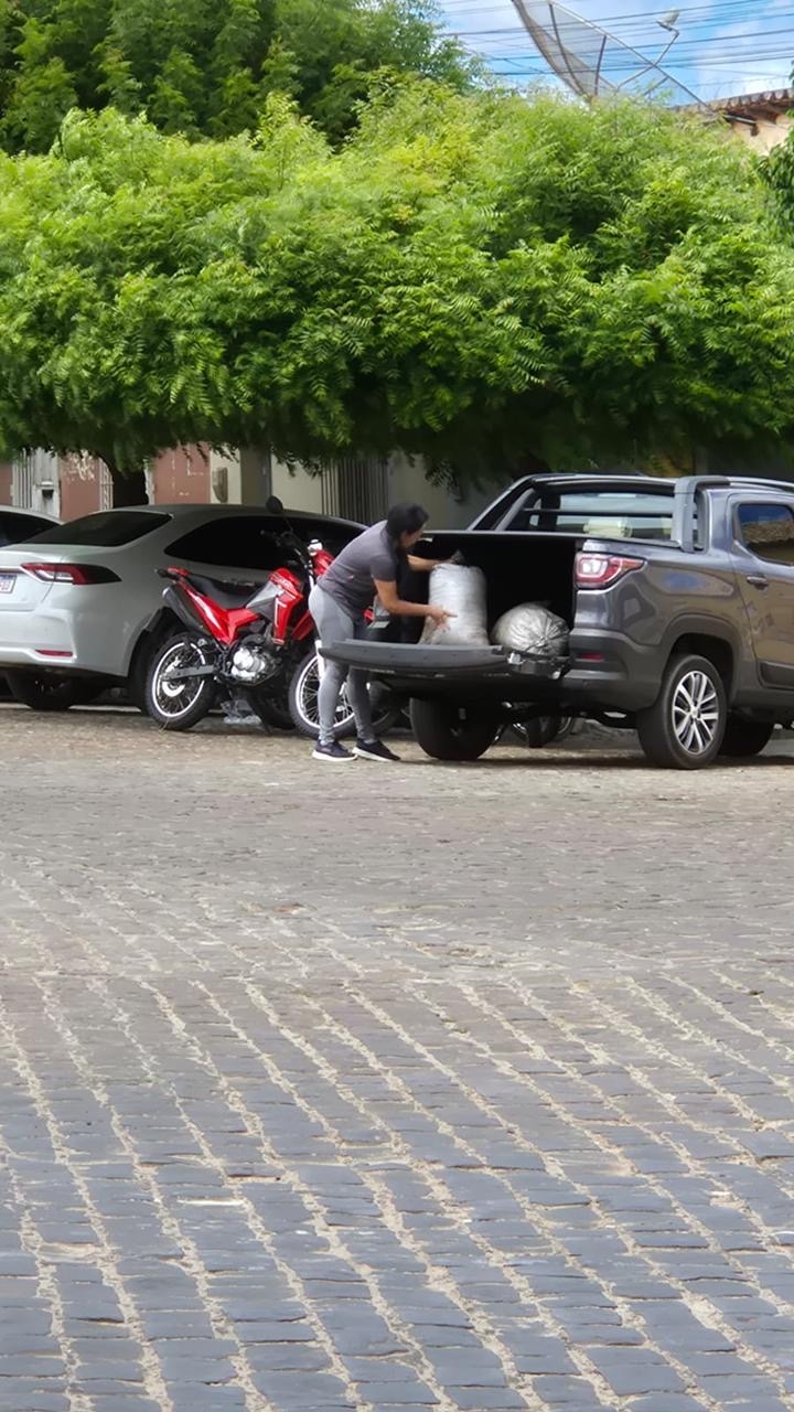 Essa camioneta foi alugada pela Camara de São Miguel. Olha aí a mulher do presidente fazendo compras