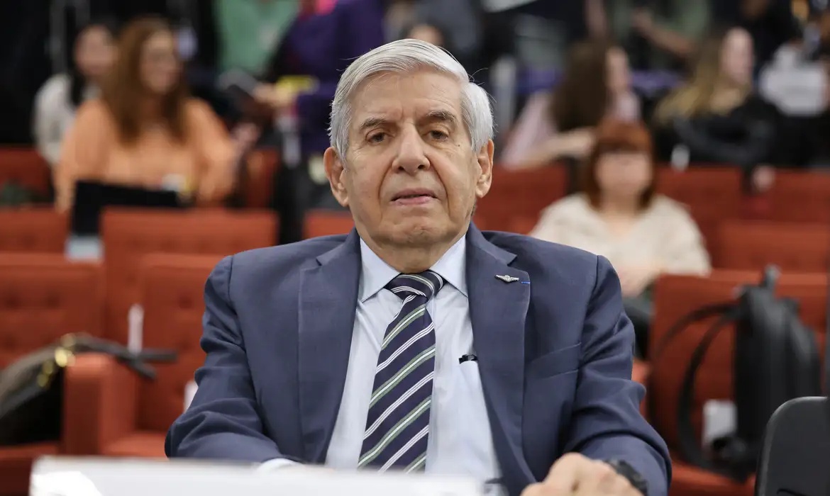 ex-ministro do Gabinete de Segurança Institucional (GSI)  Augusto Heleno