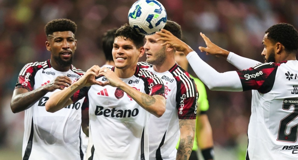 Flamengo vence o Sport e assume a liderança com goleada em Recife