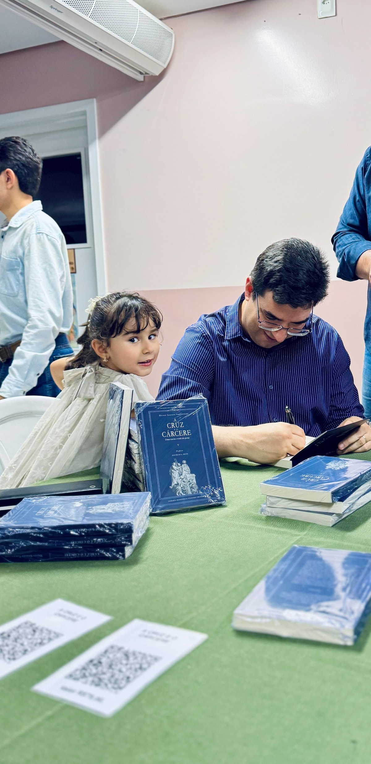 Milton em lançamento de seu livro
