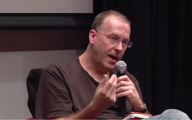 Nick Land, filósofo britânico e “pai do aceleracionismo”, uniu cibernética, anti-humanismo e política radical
