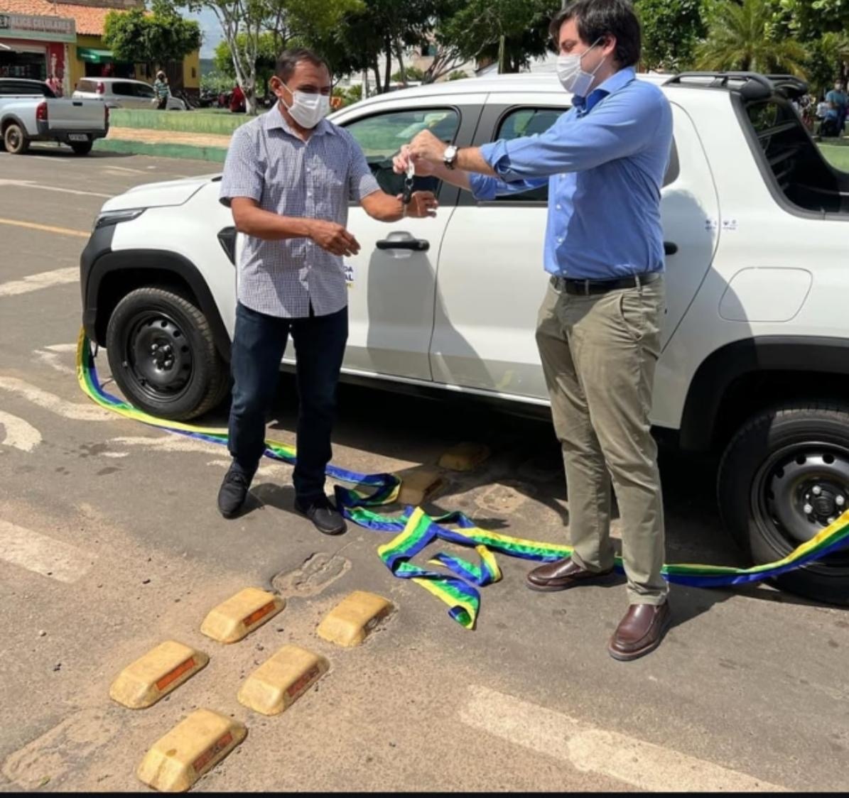 Pompilio Evaristo entrega à Câmara o carro de emendas de Júlio Cesar. Usado para ações domésticas