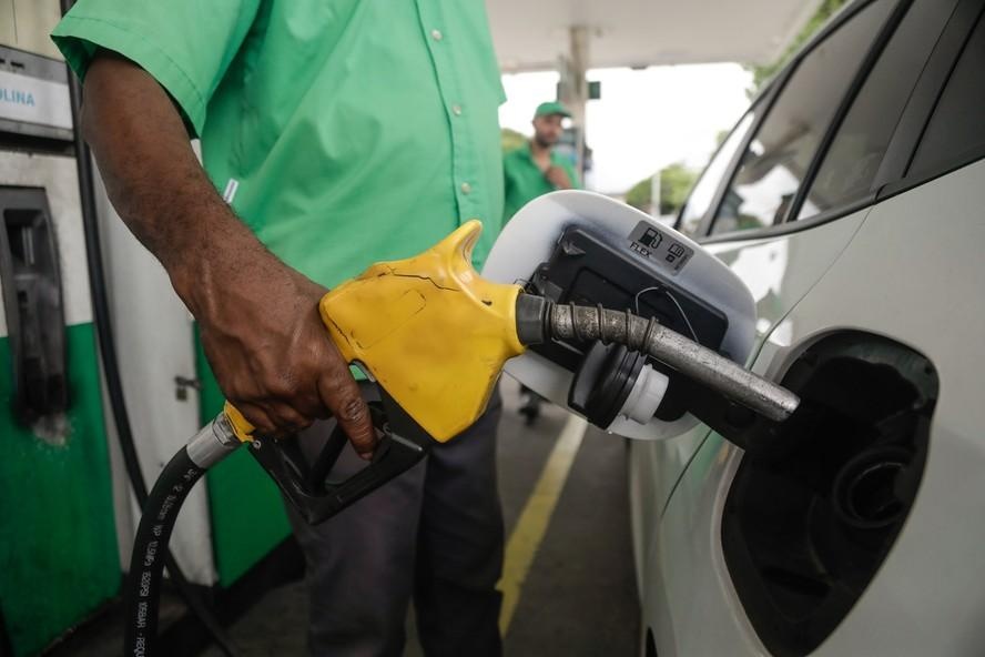 Postos de gasolina demoram a repassar diminuição de preços