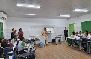 Professor de Física da UFPI desenvolve Projeto de Robótica com sucata eletrônica e materiais recicláveis em escola pública de Teresina (Foto: Divulgação / UFPI)