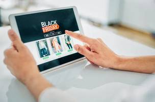 Uma dica útil é monitorar os preços com antecedência para identificar se a promoção é realmente vantajosa (Violeta Stoimenova/Getty Images) (Foto: Divulgação)
