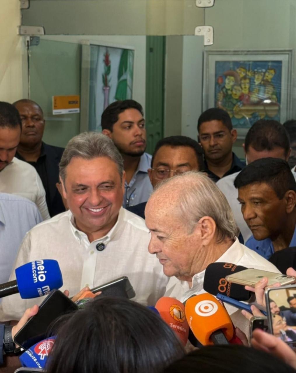 Uma sinecura de apenas quatro meses, é o que Julio Arcoverde (aqui com Silvio Mendes) vai receber para Elmano ser deputado federal