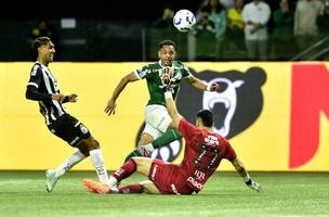 Vitor Roque faz golaço de cobertura contra o Santos (Foto: Marcos Ribolli)