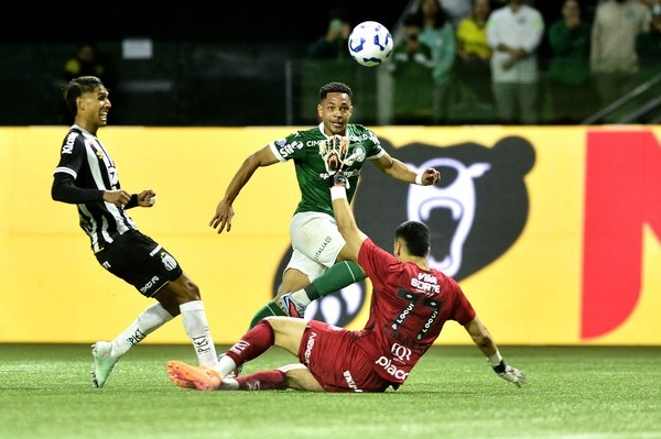 Vitor Roque faz golaço de cobertura contra o Santos