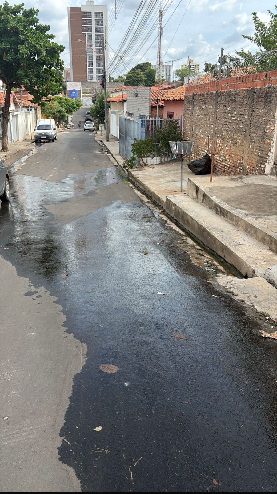 Água vazando na rua José Beleza, no Cabral