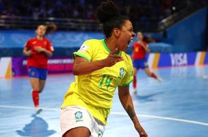 Ana Luiza comemora gol na semifinal do Mundial de futsal (Foto: Divulgação/Fifa)