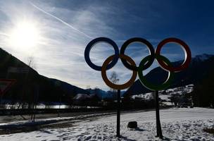 Anéis olímpicos em Milão para os Jogos de Inverno. (Foto: Stefano RELLANDINI / AFP)