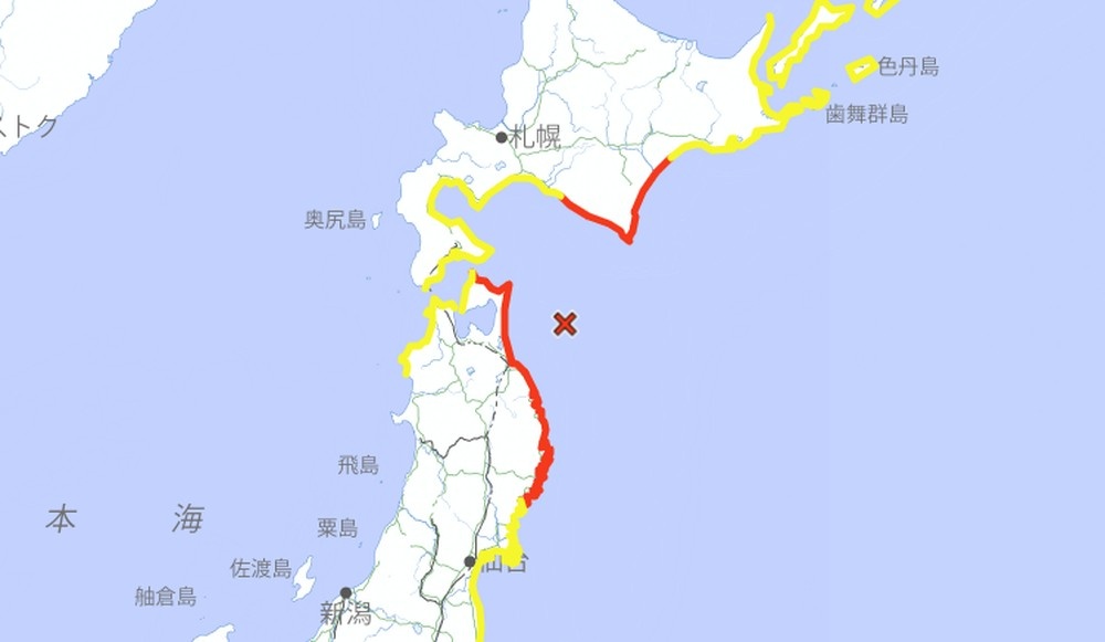 Áreas da costa do Japão com alerta de tsunami (vermelho), mais grave, e aviso de tsunami (amarelo) após terremoto de magnitude 7,6 em 8 de dezembro de 2025