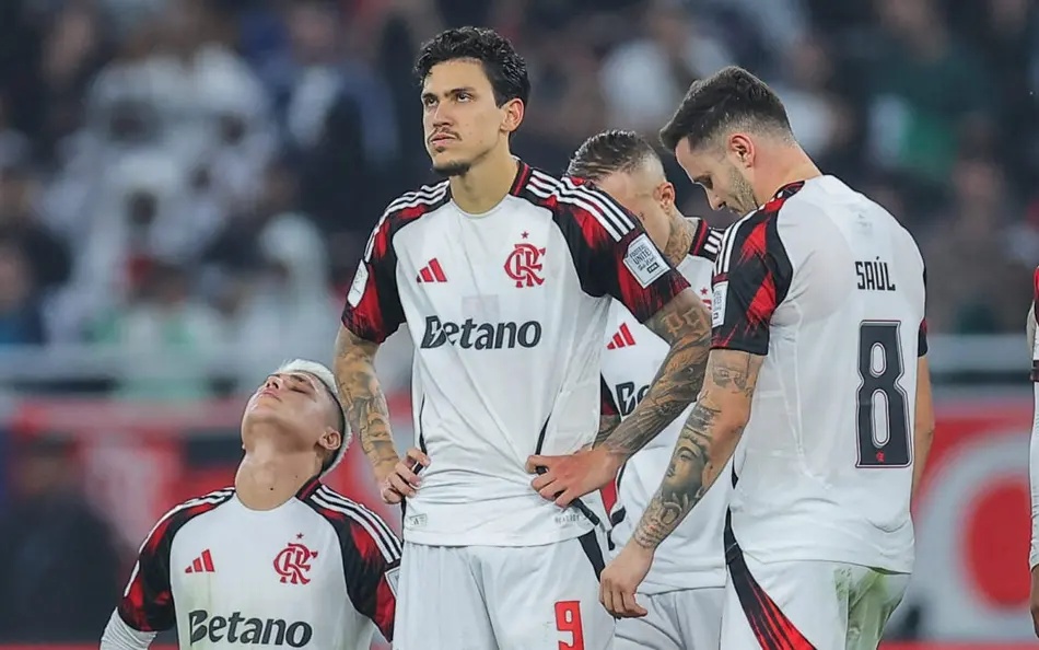 Derrota nos pênaltis expõe nervosismo e contradições de um time tratado como ‘histórico’ pela mídia.