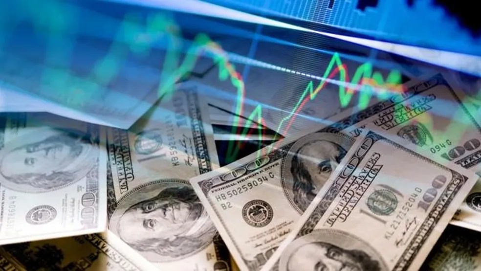 Dólar tem maior queda em quase uma década e fecha 2025 em baixa no Brasil