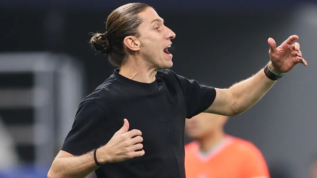 Filipe Luis renova com Flamengo