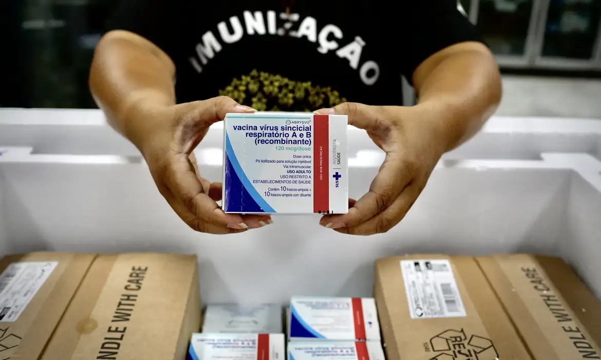 Governo começa a distribuir vacina contra vírus sincicial respiratório