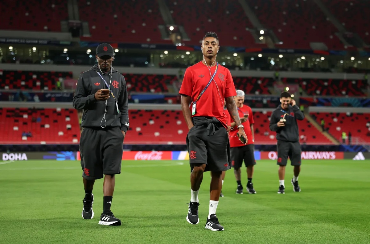 Jogadores do Flamengo caminham pelo gramado antes da partida diante dos mexicanos