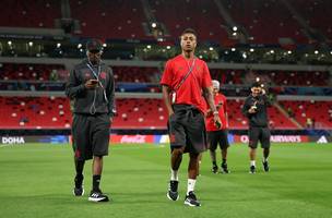 Jogadores do Flamengo caminham pelo gramado antes da partida diante dos mexicanos (Foto: FIFA/FIFA via Getty Images)