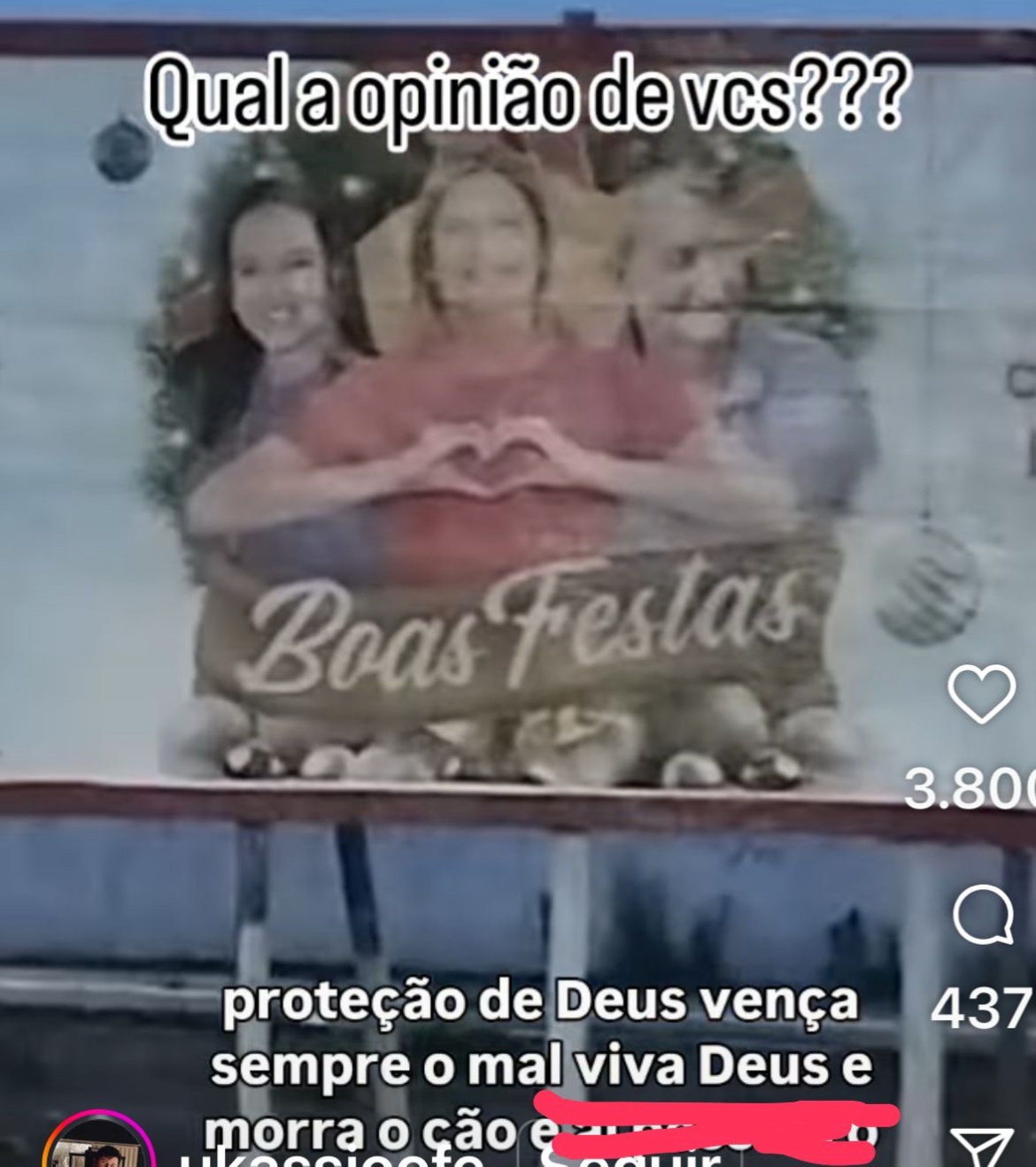 Olha aí o cartaz com a familia Máo Santa, em Parnaíba. Só não está o cão, que se imagina seja o prefeito Francisco