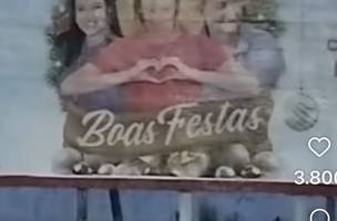 Olha aí o cartaz com a familia Máo Santa, em Parnaíba. Só não está o cão, que se imagina seja o prefeito Francisco (Foto: Reprodução)