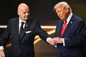 Presidente da Fifa, Gianni Infantino, ao lado de Donald Trump durante sorteio dos grupos da Copa do Mundo (Foto: Mandel Ngan / AFP)