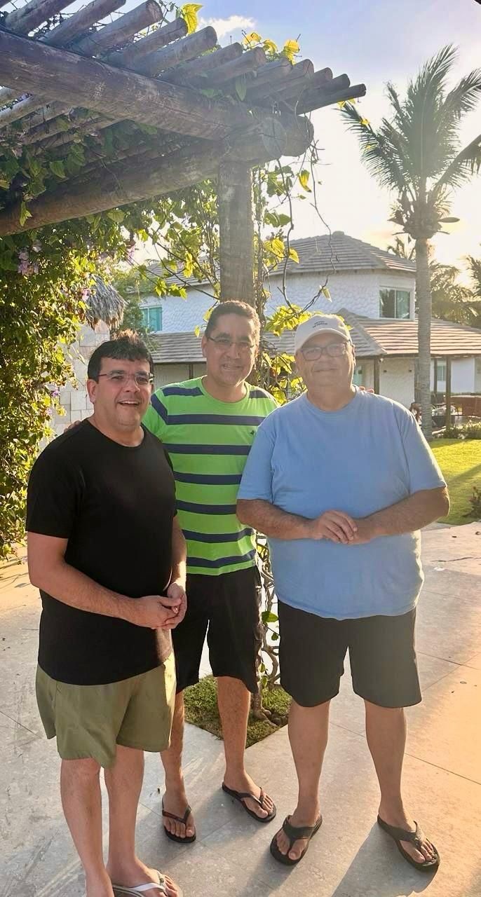 Rafael Fonteles, André (?) Flavio Dino na praia