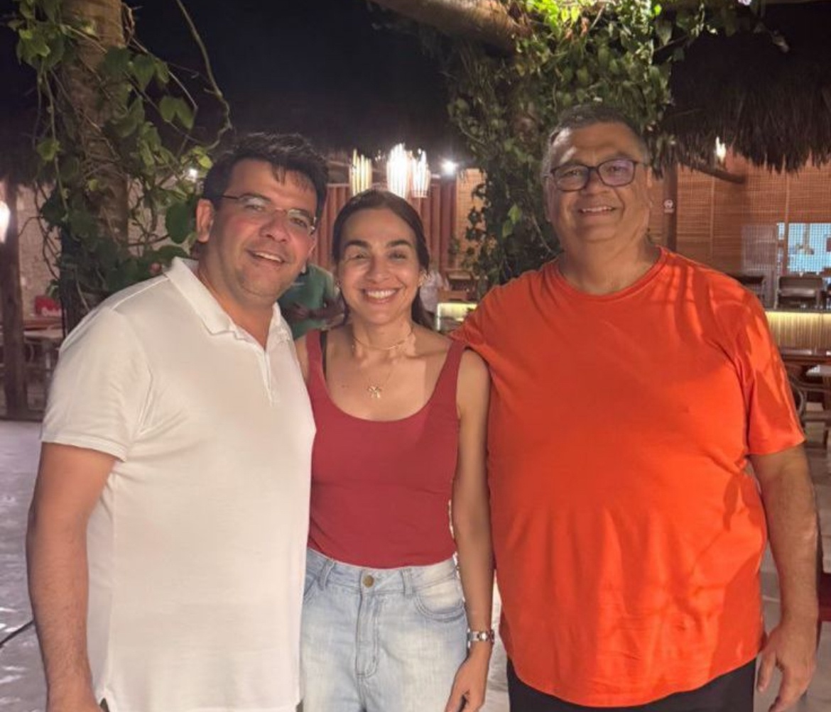 Rafael, Isabel e Dino, em pousada no litoral