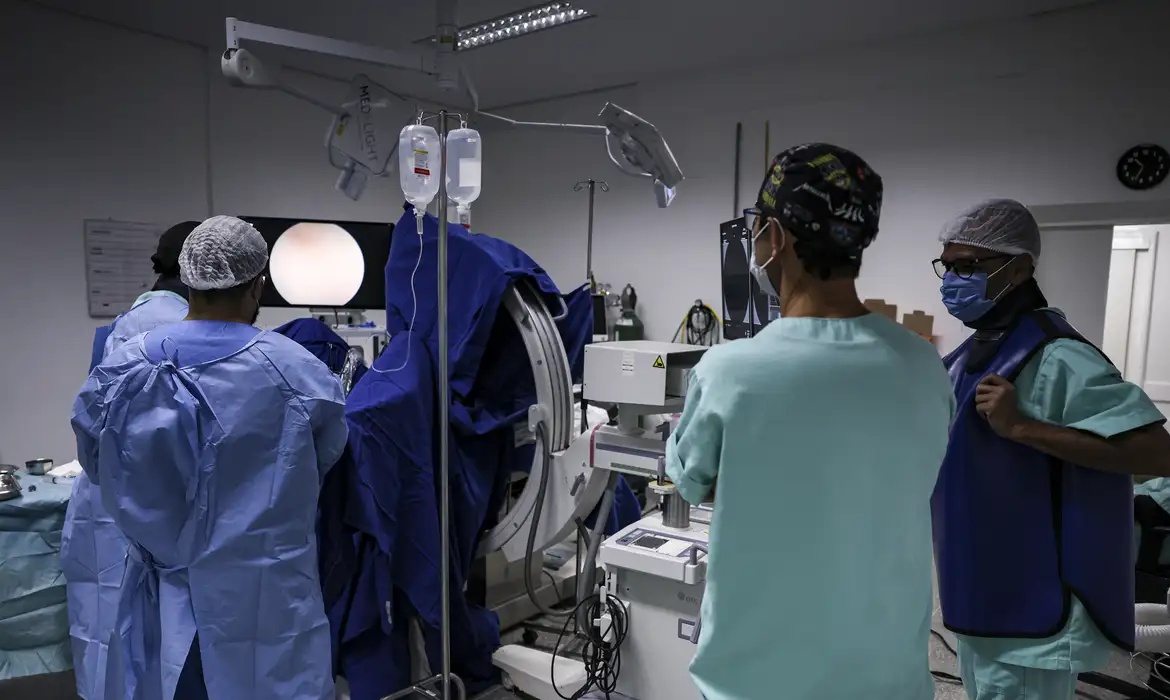 Realiza cirurgias e exames neste fim de semana;