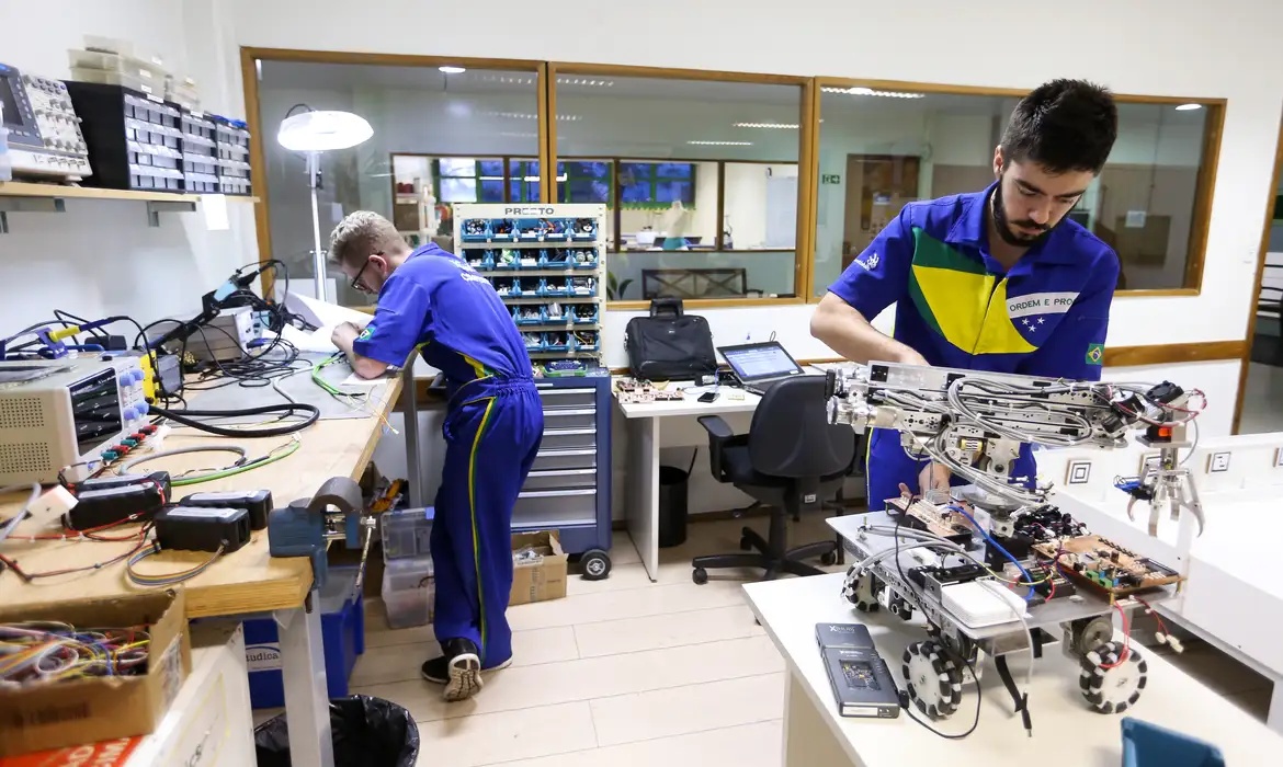 Regulamenta Programa Juros por Educação