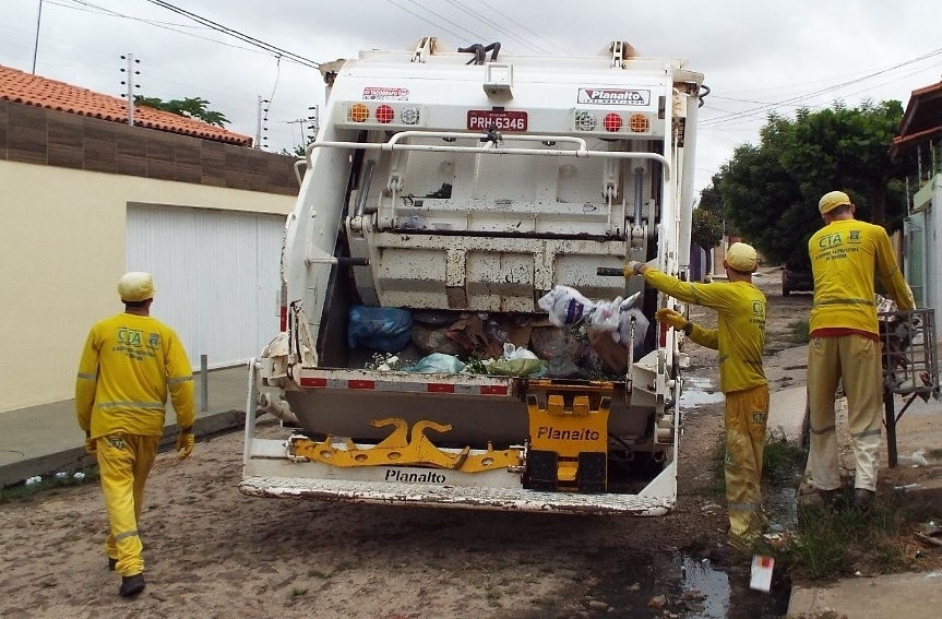 Teresina encerra contrato com empresa de lixo após mais de uma semana sem coleta