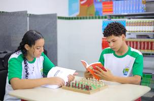 Alunos que usavam muito o celular agora conseguem mantem mais foco em leitura e jogos educativos. (Foto: Reprodução | Governo do Piauí)