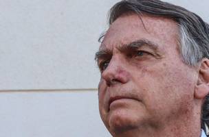 Bolsonaro passou a gravar e compartilhar vídeos ao lado de filhos e parentes dos detidos• Valter Campanato/Agência Brasil (Foto: • Valter Campanato/Agência Brasil)