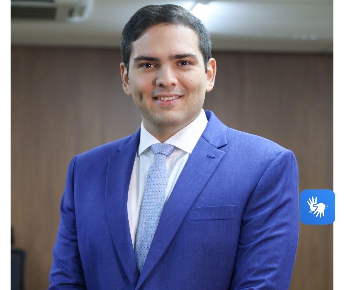 Daniel Carvalho foge de jornalistas. Pudera, ele sabe mais de coisas do Detran do que da cidade